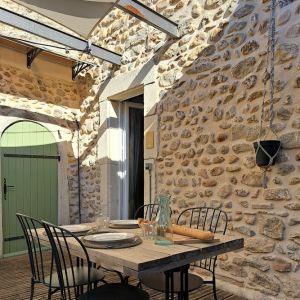 Terras gîte Romarin, eetset met 4 stoelen