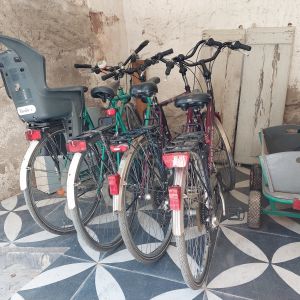 Fietsen en bolderkar in het pand voor gratis gebruik