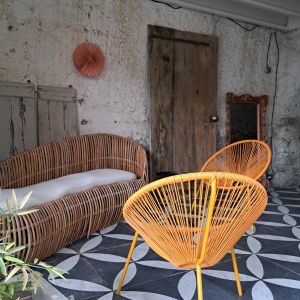 Centrale hal met zitje en tafel