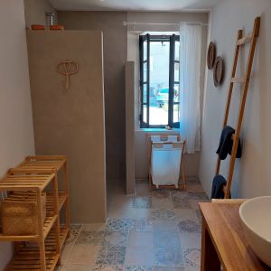 Badkamer met raam met luik tegen (zon) licht