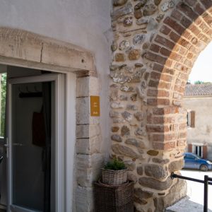 gîte Anis met uitzicht op het dorpsplein