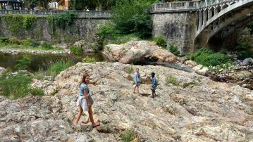 klauteren over de oever van de Volane